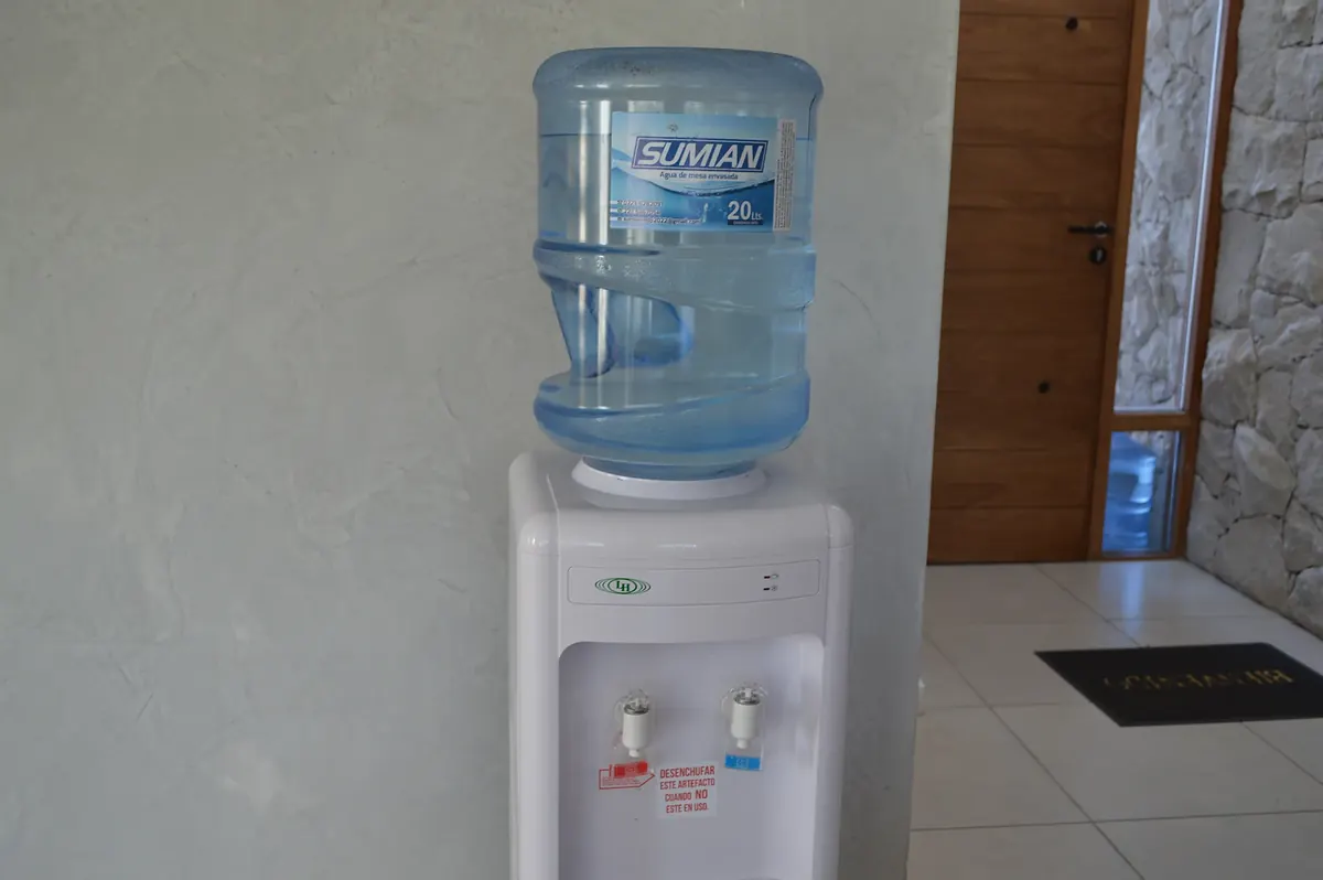 Dispenser fr&iacute;o-calor Sumian con bid&oacute;n de 20 litros