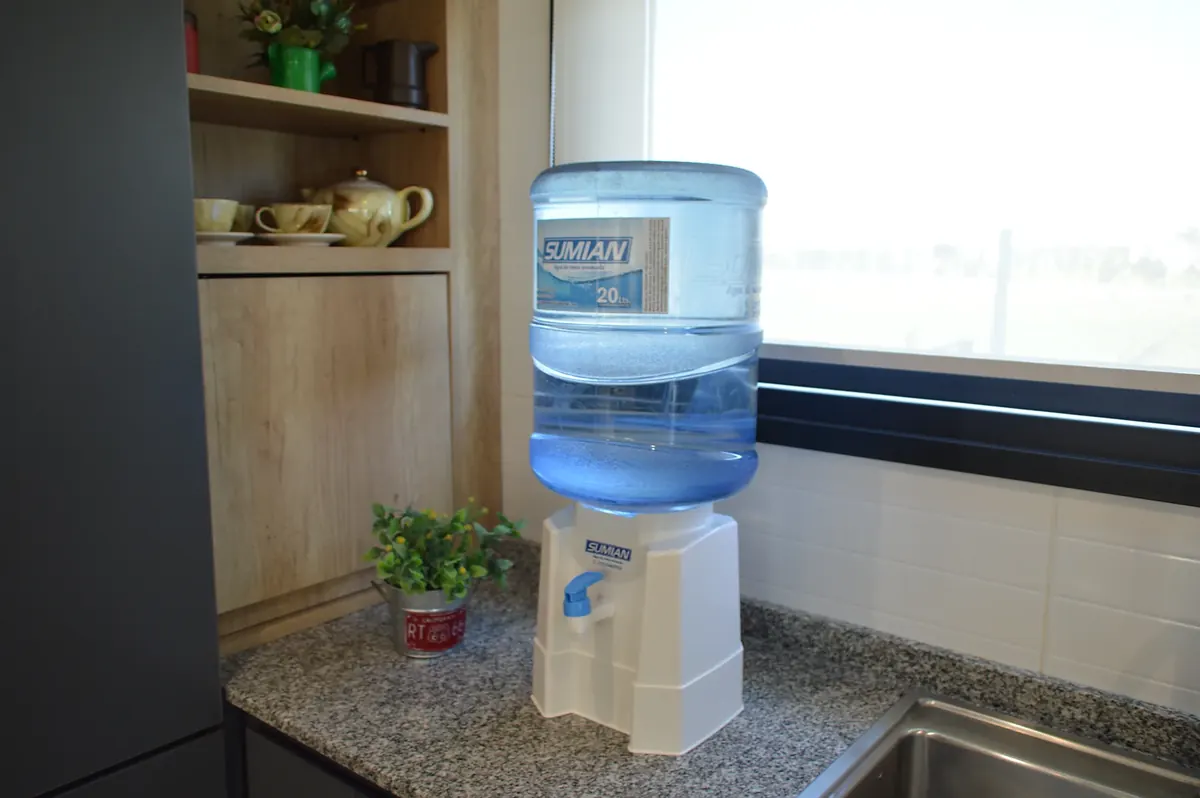 Equipo monocomando Sumian con bid&oacute;n de 20 litros en una cocina
