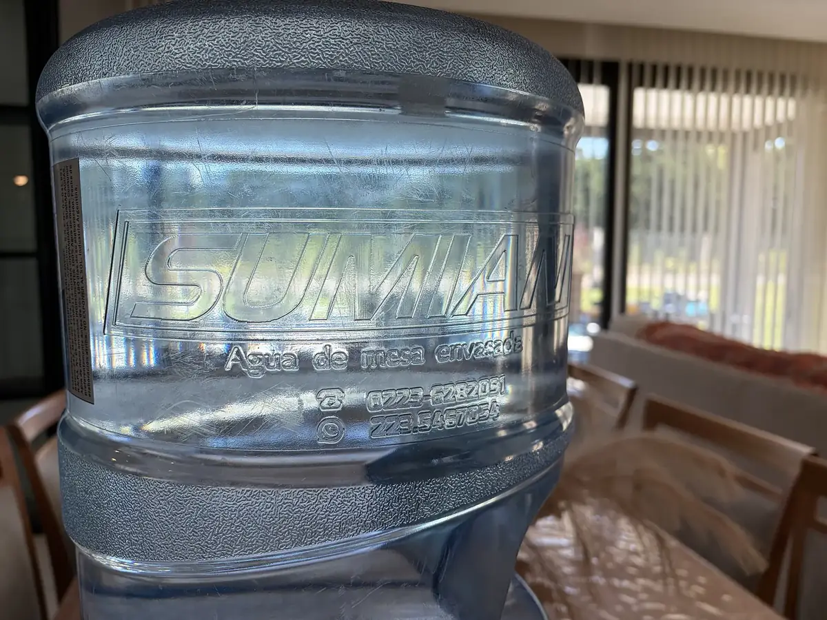 Bid&oacute;n de 20 litros Sumian con el logo grabado